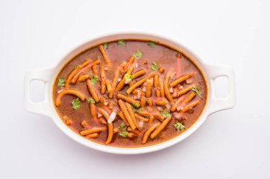 Sev Bhaji veya Shev Sabji veya Kathiyavadi Dhaba Style Gathiyanu Shaak - baharatlı, tatlı ve keskin domates soslu Ganthia veya gathia