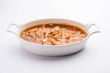 Sev Bhaji veya Shev Sabji veya Kathiyavadi Dhaba Style Gathiyanu Shaak - baharatlı, tatlı ve keskin domates soslu Ganthia veya gathia