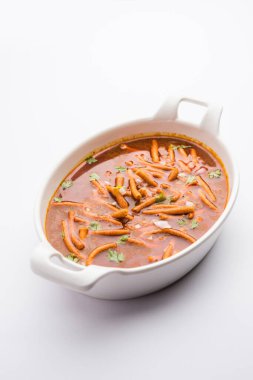 Sev Bhaji veya Shev Sabji veya Kathiyavadi Dhaba Style Gathiyanu Shaak - baharatlı, tatlı ve keskin domates soslu Ganthia veya gathia