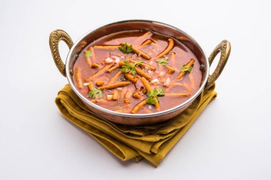 Sev Bhaji veya Shev Sabji veya Kathiyavadi Dhaba Style Gathiyanu Shaak - baharatlı, tatlı ve keskin domates soslu Ganthia veya gathia