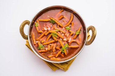 Sev Bhaji veya Shev Sabji veya Kathiyavadi Dhaba Style Gathiyanu Shaak - baharatlı, tatlı ve keskin domates soslu Ganthia veya gathia