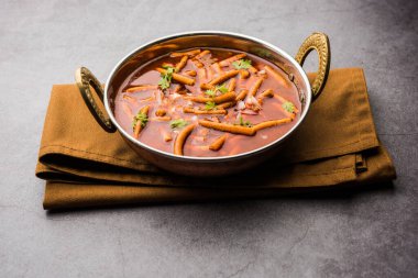 Sev Bhaji veya Shev Sabji veya Kathiyavadi Dhaba Style Gathiyanu Shaak - baharatlı, tatlı ve keskin domates soslu Ganthia veya gathia