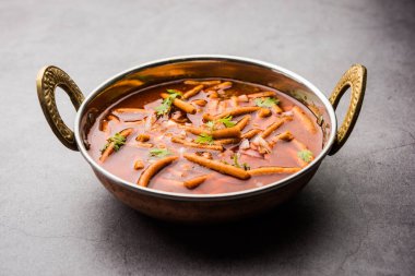 Sev Bhaji veya Shev Sabji veya Kathiyavadi Dhaba Style Gathiyanu Shaak - baharatlı, tatlı ve keskin domates soslu Ganthia veya gathia