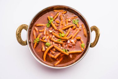 Sev Bhaji veya Shev Sabji veya Kathiyavadi Dhaba Style Gathiyanu Shaak - baharatlı, tatlı ve keskin domates soslu Ganthia veya gathia