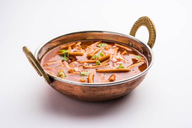 Sev Bhaji veya Shev Sabji veya Kathiyavadi Dhaba Style Gathiyanu Shaak - baharatlı, tatlı ve keskin domates soslu Ganthia veya gathia