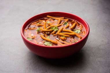 Sev Bhaji veya Shev Sabji veya Kathiyavadi Dhaba Style Gathiyanu Shaak - baharatlı, tatlı ve keskin domates soslu Ganthia veya gathia