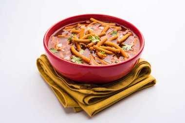 Sev Bhaji veya Shev Sabji veya Kathiyavadi Dhaba Style Gathiyanu Shaak - baharatlı, tatlı ve keskin domates soslu Ganthia veya gathia