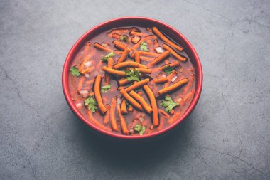 Sev Bhaji veya Shev Sabji veya Kathiyavadi Dhaba Style Gathiyanu Shaak - baharatlı, tatlı ve keskin domates soslu Ganthia veya gathia