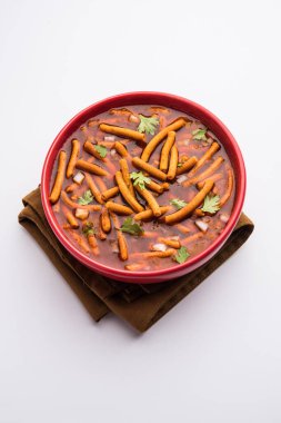 Sev Bhaji veya Shev Sabji veya Kathiyavadi Dhaba Style Gathiyanu Shaak - baharatlı, tatlı ve keskin domates soslu Ganthia veya gathia