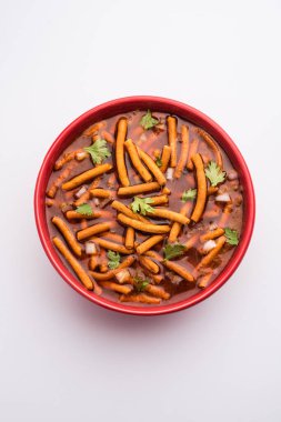 Sev Bhaji veya Shev Sabji veya Kathiyavadi Dhaba Style Gathiyanu Shaak - baharatlı, tatlı ve keskin domates soslu Ganthia veya gathia