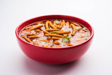 Sev Bhaji veya Shev Sabji veya Kathiyavadi Dhaba Style Gathiyanu Shaak - baharatlı, tatlı ve keskin domates soslu Ganthia veya gathia