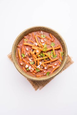 Sev Bhaji veya Shev Sabji veya Kathiyavadi Dhaba Style Gathiyanu Shaak - baharatlı, tatlı ve keskin domates soslu Ganthia veya gathia