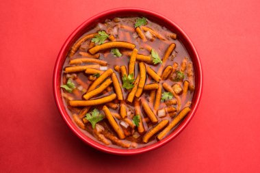 Sev Bhaji veya Shev Sabji veya Kathiyavadi Dhaba Style Gathiyanu Shaak - baharatlı, tatlı ve keskin domates soslu Ganthia veya gathia