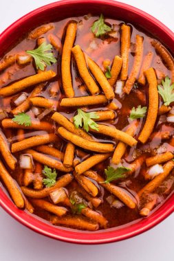 Sev Bhaji veya Shev Sabji veya Kathiyavadi Dhaba Style Gathiyanu Shaak - baharatlı, tatlı ve keskin domates soslu Ganthia veya gathia