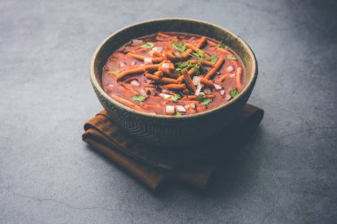 Sev Bhaji veya Shev Sabji veya Kathiyavadi Dhaba Style Gathiyanu Shaak - baharatlı, tatlı ve keskin domates soslu Ganthia veya gathia