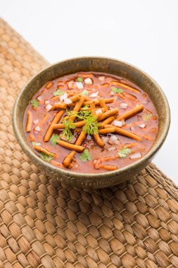 Sev Bhaji veya Shev Sabji veya Kathiyavadi Dhaba Style Gathiyanu Shaak - baharatlı, tatlı ve keskin domates soslu Ganthia veya gathia