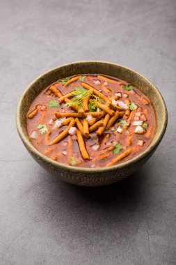 Sev Bhaji veya Shev Sabji veya Kathiyavadi Dhaba Style Gathiyanu Shaak - baharatlı, tatlı ve keskin domates soslu Ganthia veya gathia