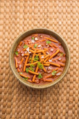 Sev Bhaji veya Shev Sabji veya Kathiyavadi Dhaba Style Gathiyanu Shaak - baharatlı, tatlı ve keskin domates soslu Ganthia veya gathia