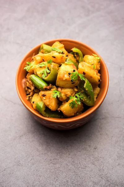 Aloo capsicum sabzi ya da patates ve dolmalık biber sabji Hint vejetaryen ana yemek tarifi.
