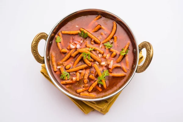 Sev Bhaji veya Shev Sabji veya Kathiyavadi Dhaba Style Gathiyanu Shaak - baharatlı, tatlı ve keskin domates soslu Ganthia veya gathia