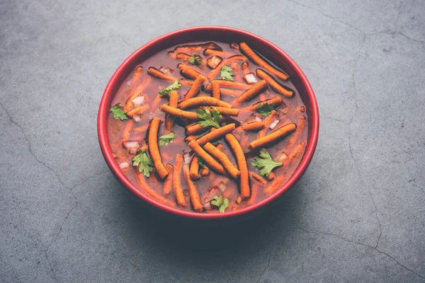 Sev Bhaji veya Shev Sabji veya Kathiyavadi Dhaba Style Gathiyanu Shaak - baharatlı, tatlı ve keskin domates soslu Ganthia veya gathia