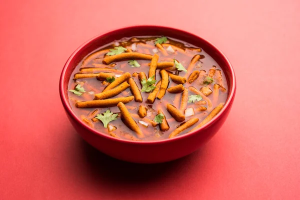 Sev Bhaji veya Shev Sabji veya Kathiyavadi Dhaba Style Gathiyanu Shaak - baharatlı, tatlı ve keskin domates soslu Ganthia veya gathia