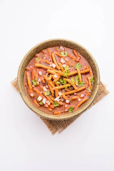 Sev Bhaji veya Shev Sabji veya Kathiyavadi Dhaba Style Gathiyanu Shaak - baharatlı, tatlı ve keskin domates soslu Ganthia veya gathia