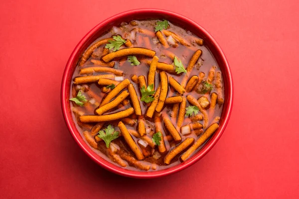 Sev Bhaji veya Shev Sabji veya Kathiyavadi Dhaba Style Gathiyanu Shaak - baharatlı, tatlı ve keskin domates soslu Ganthia veya gathia