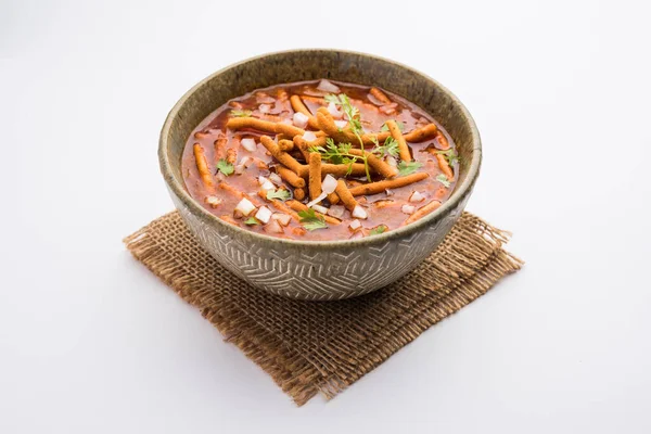 Sev Bhaji veya Shev Sabji veya Kathiyavadi Dhaba Style Gathiyanu Shaak - baharatlı, tatlı ve keskin domates soslu Ganthia veya gathia