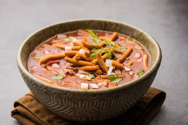 Sev Bhaji veya Shev Sabji veya Kathiyavadi Dhaba Style Gathiyanu Shaak - baharatlı, tatlı ve keskin domates soslu Ganthia veya gathia