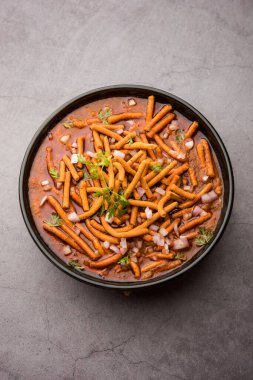 Sev Bhaji veya Shev Sabji veya Kathiyavadi Dhaba Style Gathiyanu Shaak - baharatlı, tatlı ve keskin domates soslu Ganthia veya gathia