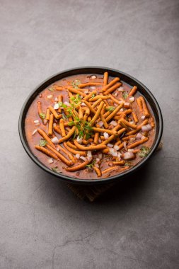 Sev Bhaji veya Shev Sabji veya Kathiyavadi Dhaba Style Gathiyanu Shaak - baharatlı, tatlı ve keskin domates soslu Ganthia veya gathia