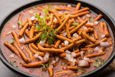 Sev Bhaji veya Shev Sabji veya Kathiyavadi Dhaba Style Gathiyanu Shaak - baharatlı, tatlı ve keskin domates soslu Ganthia veya gathia