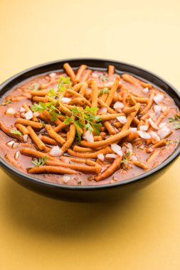 Sev Bhaji veya Shev Sabji veya Kathiyavadi Dhaba Style Gathiyanu Shaak - baharatlı, tatlı ve keskin domates soslu Ganthia veya gathia