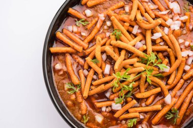 Sev Bhaji veya Shev Sabji veya Kathiyavadi Dhaba Style Gathiyanu Shaak - baharatlı, tatlı ve keskin domates soslu Ganthia veya gathia