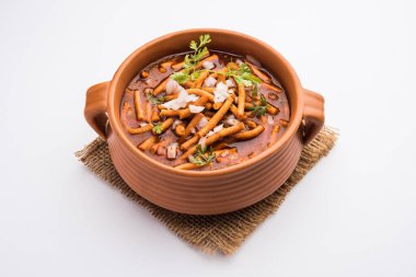 Sev Bhaji veya Shev Sabji veya Kathiyavadi Dhaba Style Gathiyanu Shaak - baharatlı, tatlı ve keskin domates soslu Ganthia veya gathia