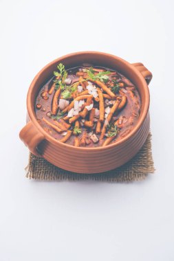 Sev Bhaji veya Shev Sabji veya Kathiyavadi Dhaba Style Gathiyanu Shaak - baharatlı, tatlı ve keskin domates soslu Ganthia veya gathia