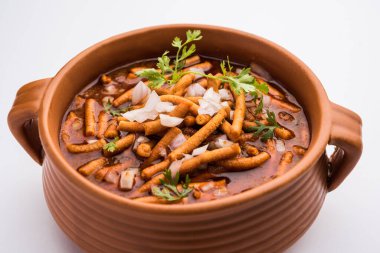 Sev Bhaji veya Shev Sabji veya Kathiyavadi Dhaba Style Gathiyanu Shaak - baharatlı, tatlı ve keskin domates soslu Ganthia veya gathia