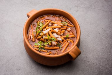 Sev Bhaji veya Shev Sabji veya Kathiyavadi Dhaba Style Gathiyanu Shaak - baharatlı, tatlı ve keskin domates soslu Ganthia veya gathia