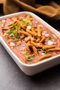 Sev Bhaji veya Shev Sabji veya Kathiyavadi Dhaba Style Gathiyanu Shaak - baharatlı, tatlı ve keskin domates soslu Ganthia veya gathia