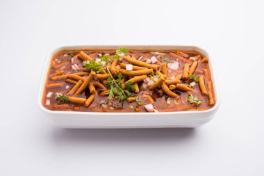 Sev Bhaji veya Shev Sabji veya Kathiyavadi Dhaba Style Gathiyanu Shaak - baharatlı, tatlı ve keskin domates soslu Ganthia veya gathia