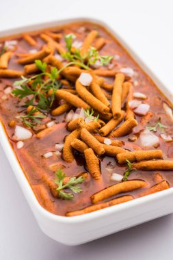 Sev Bhaji veya Shev Sabji veya Kathiyavadi Dhaba Style Gathiyanu Shaak - baharatlı, tatlı ve keskin domates soslu Ganthia veya gathia