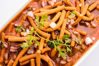 Sev Bhaji veya Shev Sabji veya Kathiyavadi Dhaba Style Gathiyanu Shaak - baharatlı, tatlı ve keskin domates soslu Ganthia veya gathia