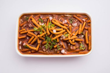 Sev Bhaji veya Shev Sabji veya Kathiyavadi Dhaba Style Gathiyanu Shaak - baharatlı, tatlı ve keskin domates soslu Ganthia veya gathia