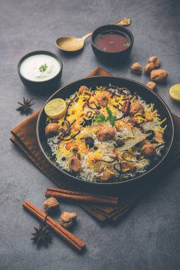 Soya fasulyesi Biryani - Hindistan 'da Pulao veya Pilaf olarak da bilinen Soyabean veya Soya Parçası ve baharatlarla pişirilen Basmati pirinci