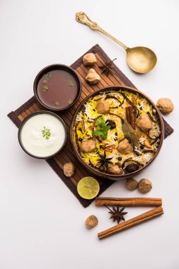 Soya fasulyesi Biryani - Hindistan 'da Pulao veya Pilaf olarak da bilinen Soyabean veya Soya Parçası ve baharatlarla pişirilen Basmati pirinci