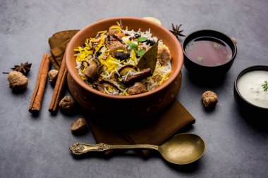 Soya fasulyesi Biryani - Hindistan 'da Pulao veya Pilaf olarak da bilinen Soyabean veya Soya Parçası ve baharatlarla pişirilen Basmati pirinci