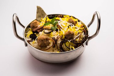 Soya fasulyesi Biryani - Hindistan 'da Pulao veya Pilaf olarak da bilinen Soyabean veya Soya Parçası ve baharatlarla pişirilen Basmati pirinci