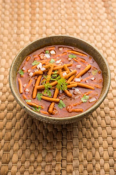 Sev Bhaji veya Shev Sabji veya Kathiyavadi Dhaba Style Gathiyanu Shaak - baharatlı, tatlı ve keskin domates soslu Ganthia veya gathia