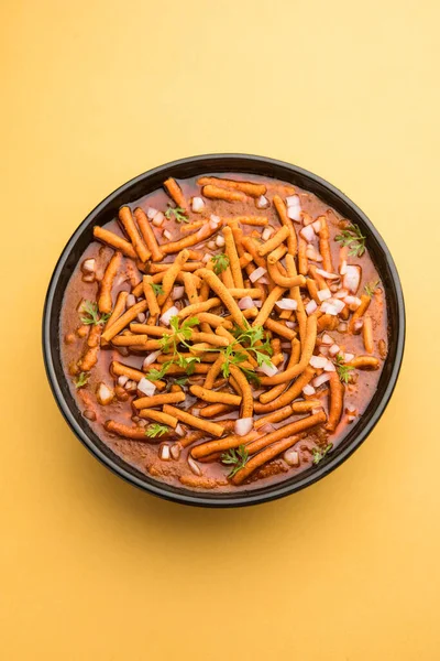 Sev Bhaji veya Shev Sabji veya Kathiyavadi Dhaba Style Gathiyanu Shaak - baharatlı, tatlı ve keskin domates soslu Ganthia veya gathia